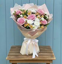Букет цветов из:  Гвоздики, Орхидеи и Розы в Балковском