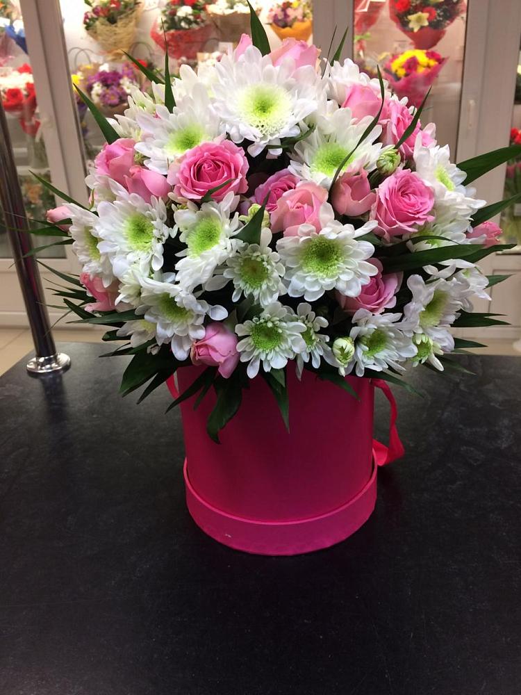 Цветочная композиция из Розы и Хризантемы в шляпной коробке в Балковском